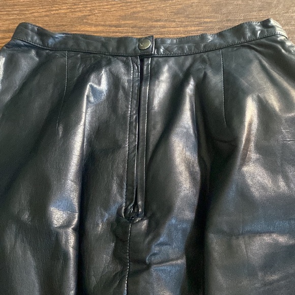 Vintage! Black leather skirt. Size 8. By Tannery West - Picture 2 of 5